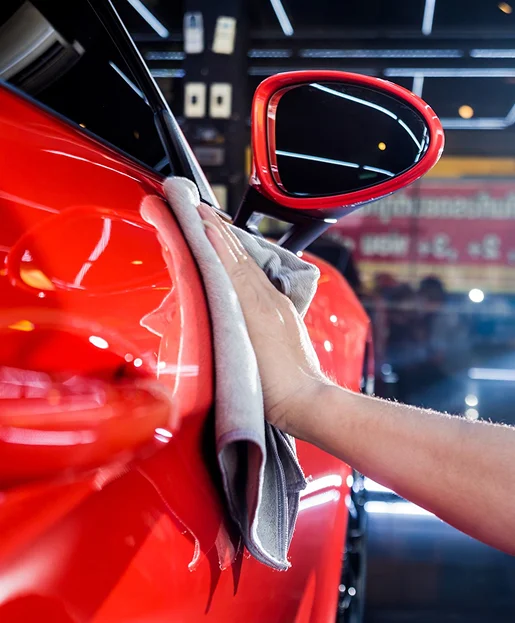 polissage d'une voiture de collection rouge